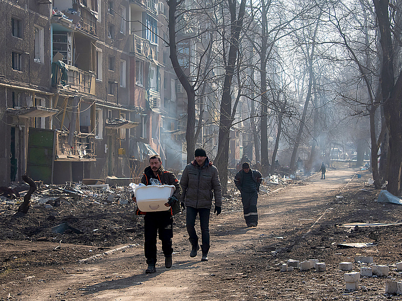 Lakott területeket lőnek az oroszok, ötezer halott Mariupolban
