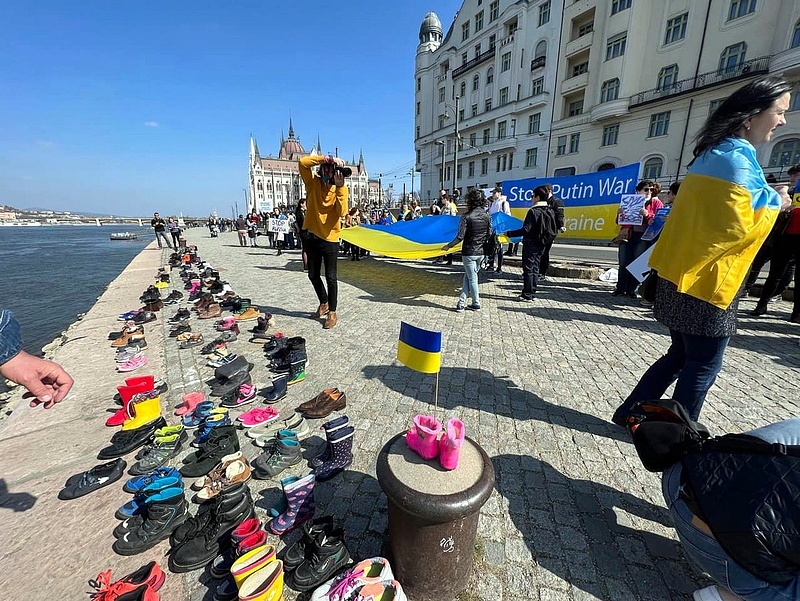 Háromszáz cipővel tiltakoztak a háború ellen Budapesten
