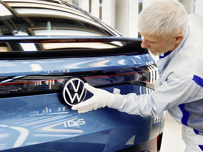 Hegyekbe hányja a pénzt a Volkswagen, de nem autókkal keresi meg