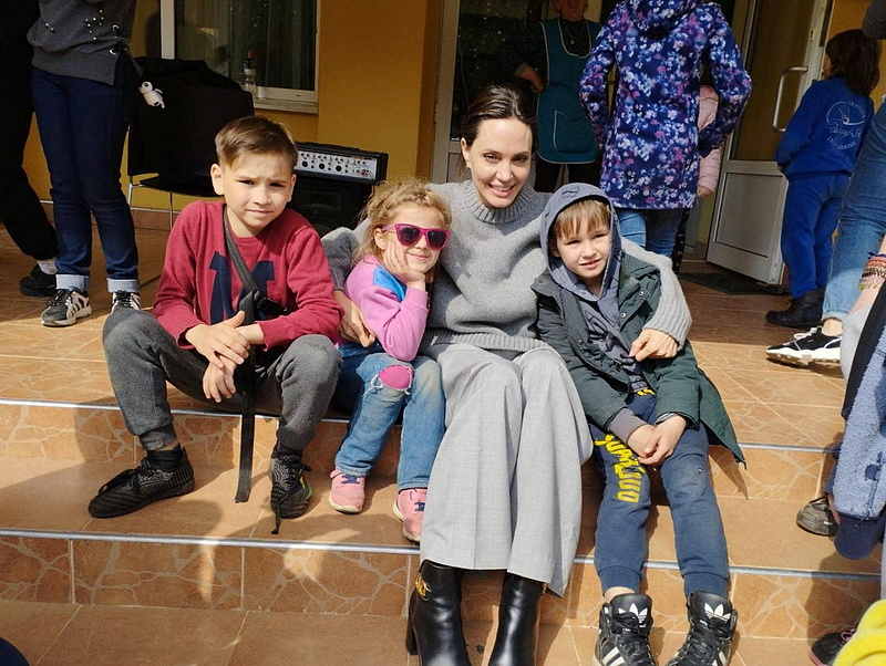 Angelina Jolie is a háború sújtotta Ukrajnába látogatott, de légiriadó miatt menekülnie kellett