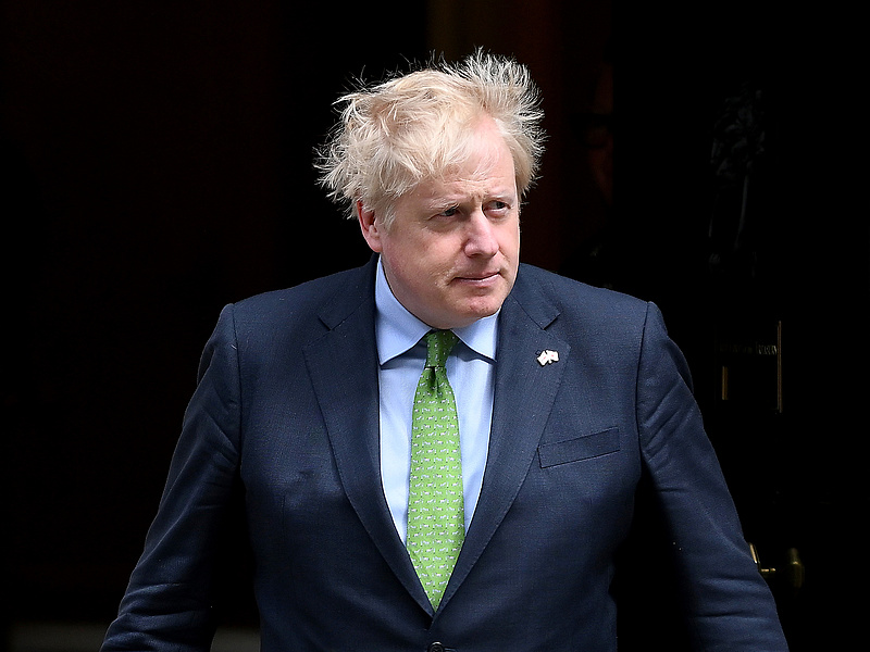 Boris Johnson megúszta a botrányt, dühöngenek a beosztottai