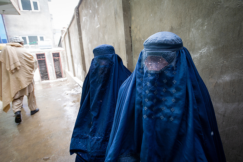 A tálibok kötelezővé tették a burkaviselést a nőknek Afganisztánban 