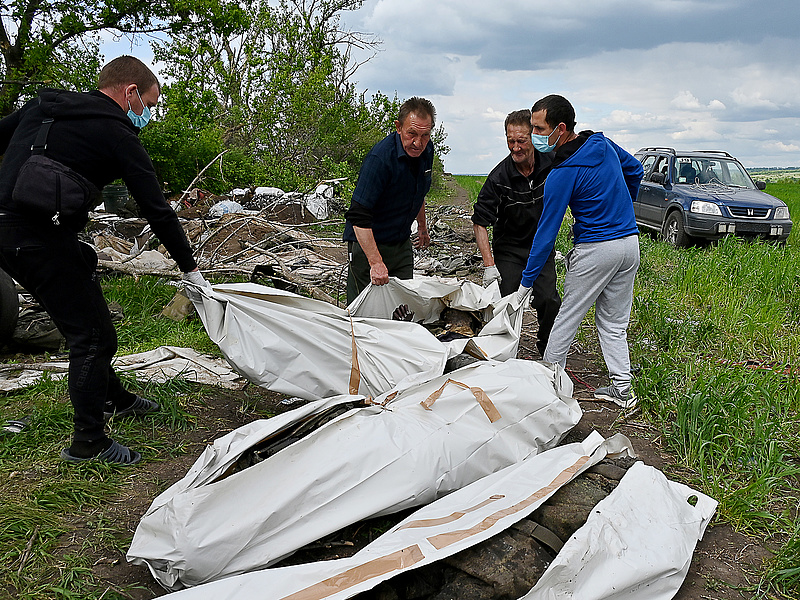Ukrajna: 440 ember maradványait találták az új tömegsírban