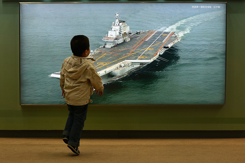 A Kína vízre bocsátotta a tengeri hadviselés szuperfegyverét, fricskát küldtek Tajvannak
