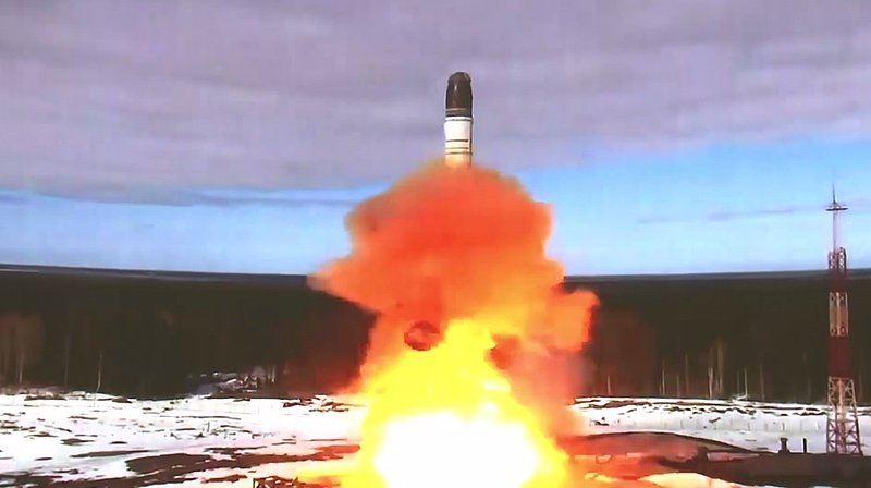 Putyin új orosz rakétarendszer hadrendbe állítását ígéri