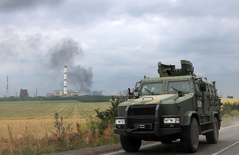Még oroszországban zuhant le egy csapatszállító, Luhanszkban előretört az orosz sereg