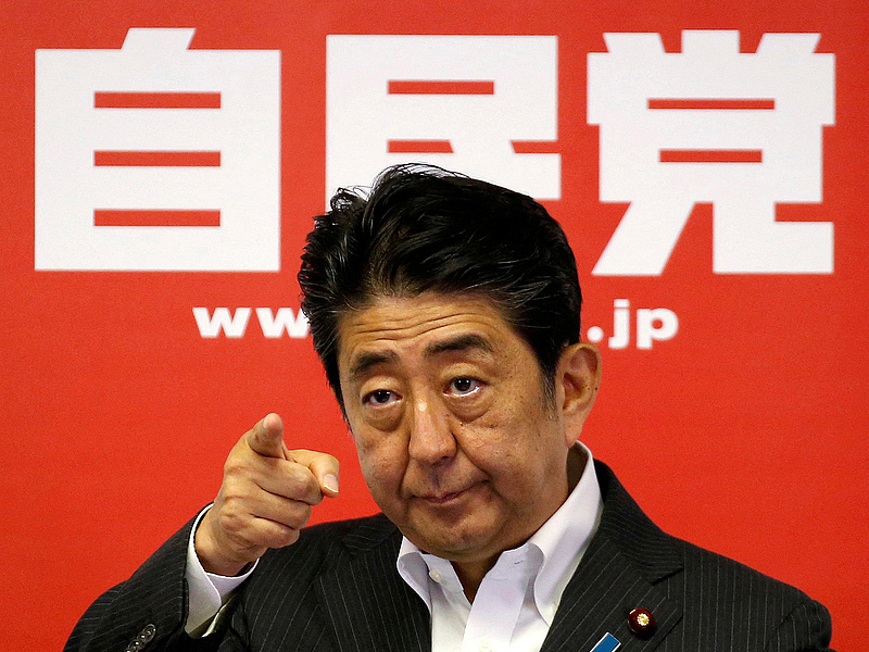 Fejet hajtottak Abe Sindzó emlékére, majd megnyerték a választást