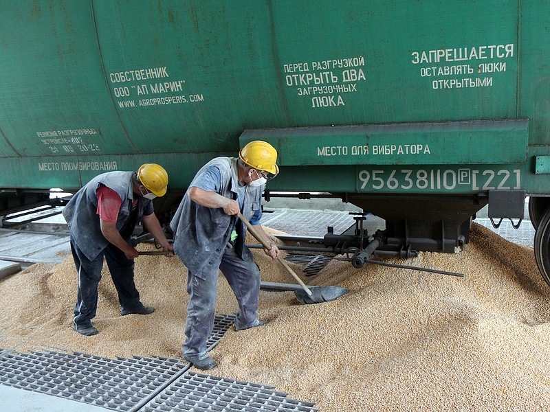 A magyar határon rakodják át az ukrán gabonát