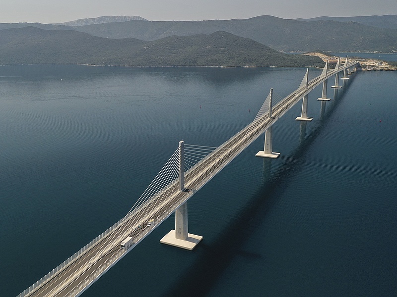 Horvátországban hatalmas tengeri hidat adtak át a forgalomnak