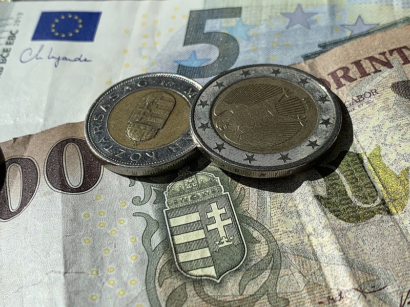Előremenekül kormány és gyorsan költi a még meg sem érkezett uniós pénzt