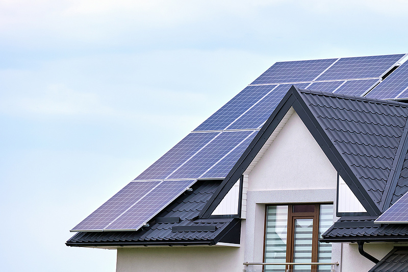 Mennyivel drágábbak a napelemes házak?