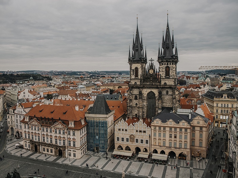 Végeláthatatlan tömeg tüntetett a cseh kormány lemondásáért Prágában