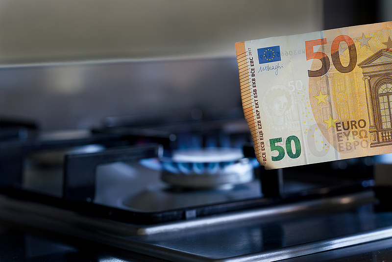 Pénz a családoknak, különadó az energiára – kész Brüsszel rezsiterve