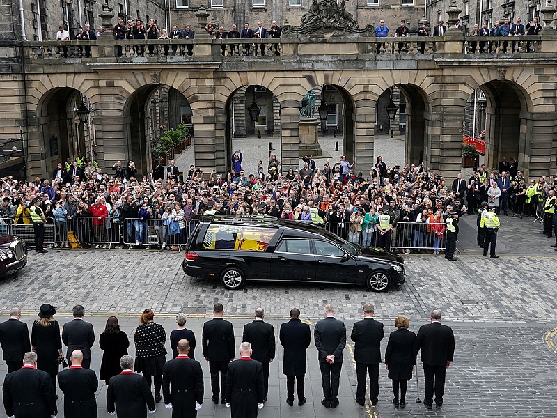 Hatalmas tömeg figyelte a II. Erzsébet koporsóját szállító konvojt a skót fővárosig