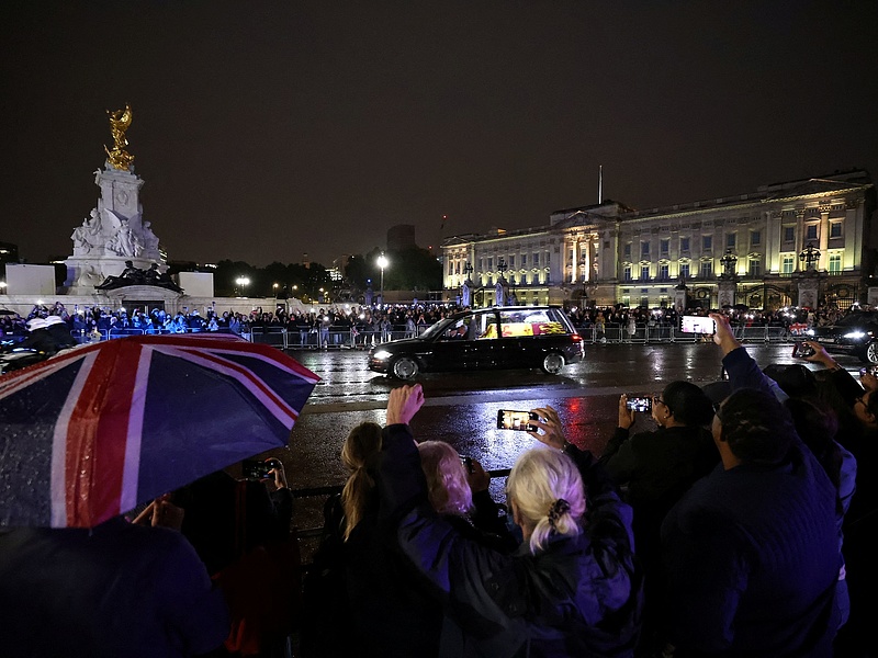A szakadó eső ellenére tízezrek várták este II. Erzsébet koporsóját Londonban