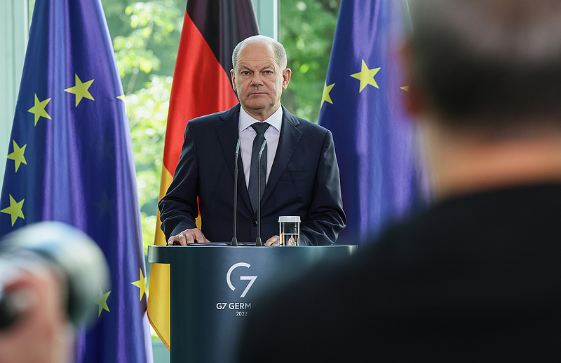 Scholzot az Orbán-kormány elleni kemény fellépésre sarkallják a német kormánypártok