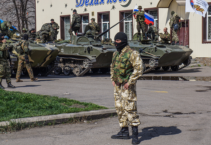Titkosszolgálati páncélautókkal igyekeznek megállítani a sorozástól menekülő oroszokat