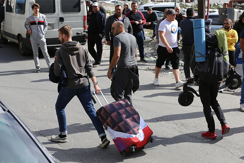 Nagy kockázatot vállalva tér haza sok orosz "besorozási menekült"