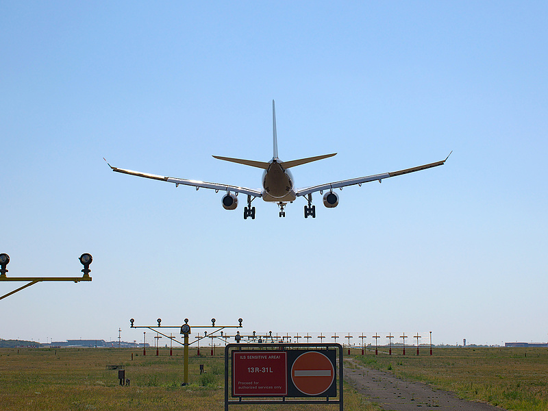 Lobog a szélben a szélzsák: rekordot döntött a Magyarország légterén áthaladó járatok száma
