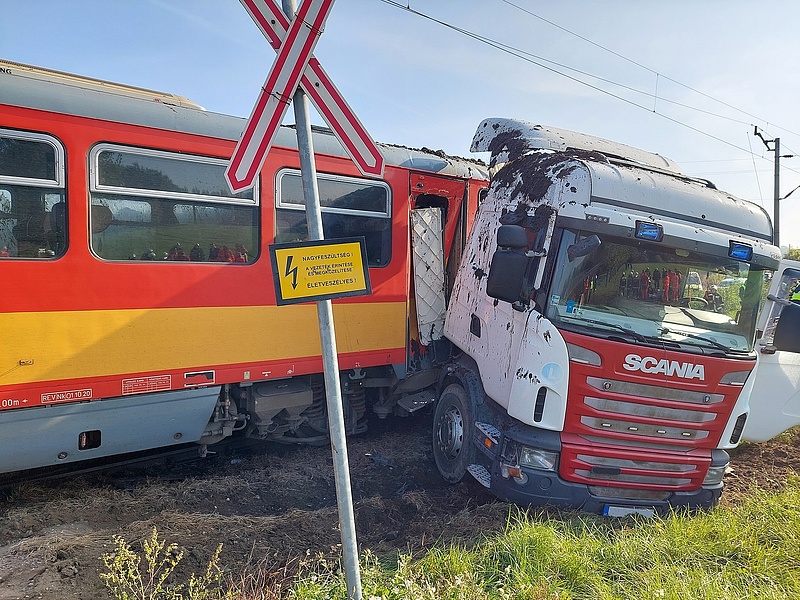 Újabb vasúti átjárós baleset történt, a mozdonyvezető is megsérült