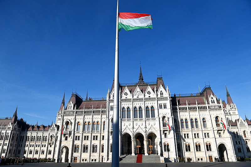 Október 23.: felhúzták a magyar zászlót a parlamentnél