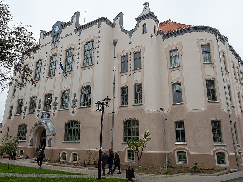 Átadtak a magyar támogatással felújított marosvásárhelyi egyházi iskola épületét