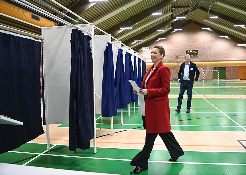 Kiélezett választást tartanak Dániában