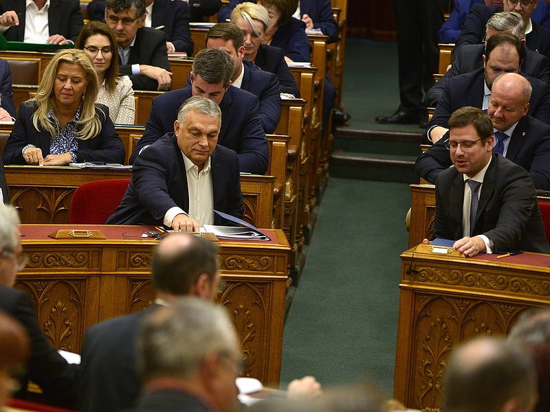 A parlament megszavazta a sokat támadott szociális törvény módosítását