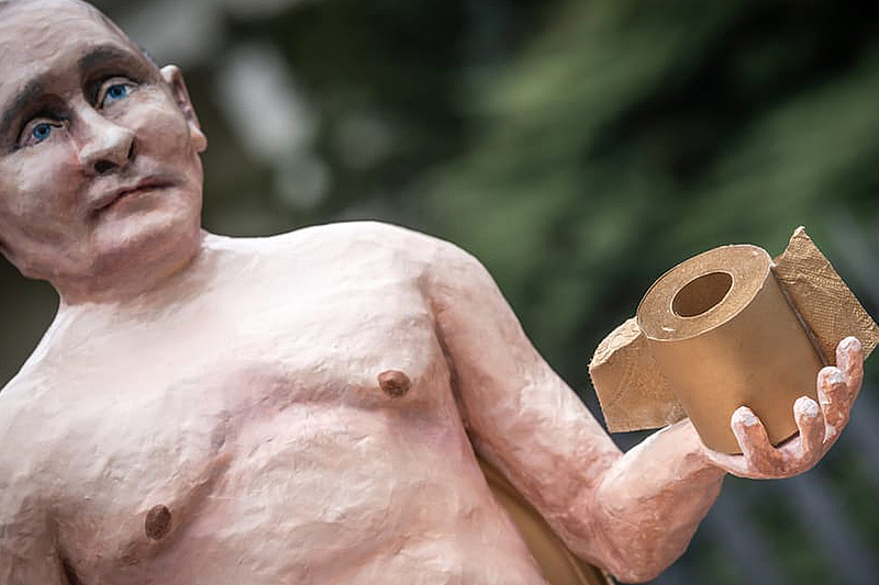 Még megvásárolható a Putyint gúnyoló szobor