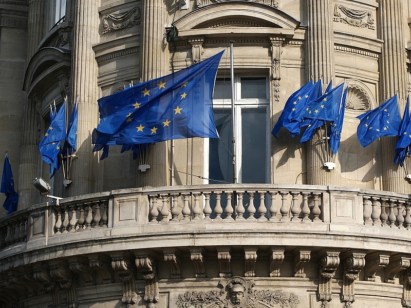 A kormány berágott Brüsszelre, milliárdokat ad a kutatóknak