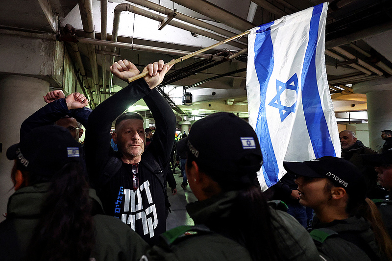 Több tízezren tüntettek Tel-Avivban a tervezett izraeli jogi változtatások ellen