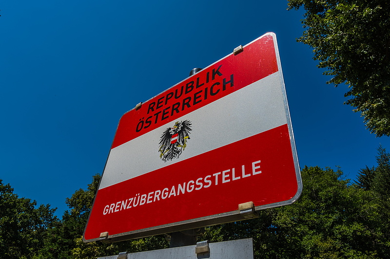 Vasfüggönyt húztak az osztrákok: 60 ezer forintos belépési díjat szednek a határátkelőnél