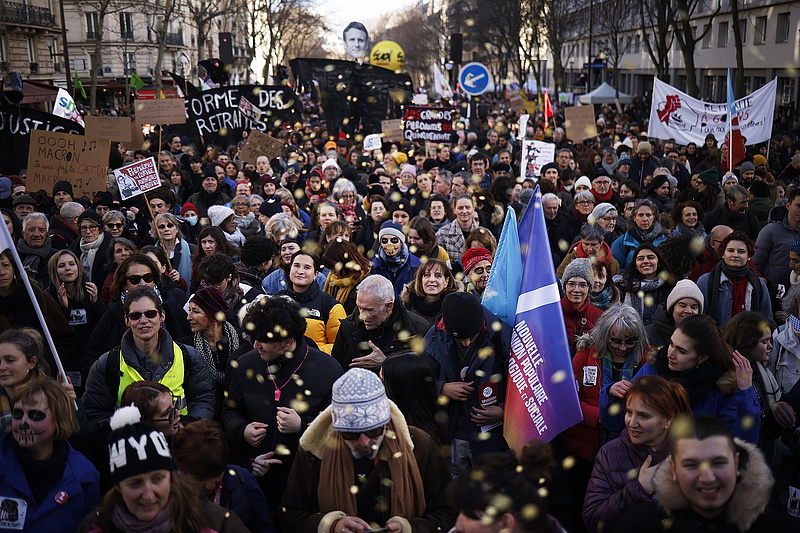 Évtizedek óta nem tüntettek ennyien a francia utcákon