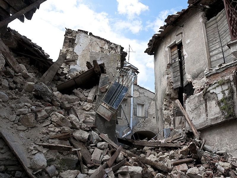 Több mint négyezer áldozata van a földrengésnek, otthontalanná vált nyolcezer ember