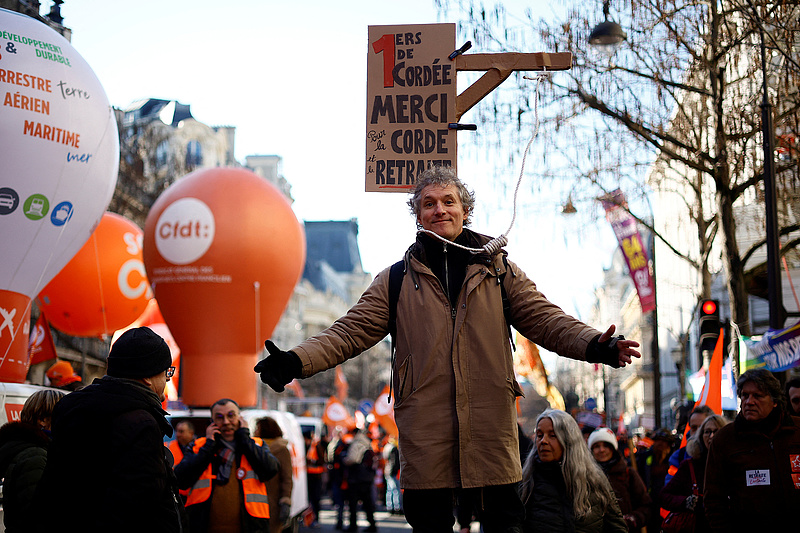 Sztrájkok ide vagy oda, márciusra Macronék áterőltethetik a parlamenten a nyugdíjreformot