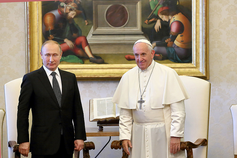 Moszkvába készül Ferenc pápa, a béketervét vitatná meg Putyinnal