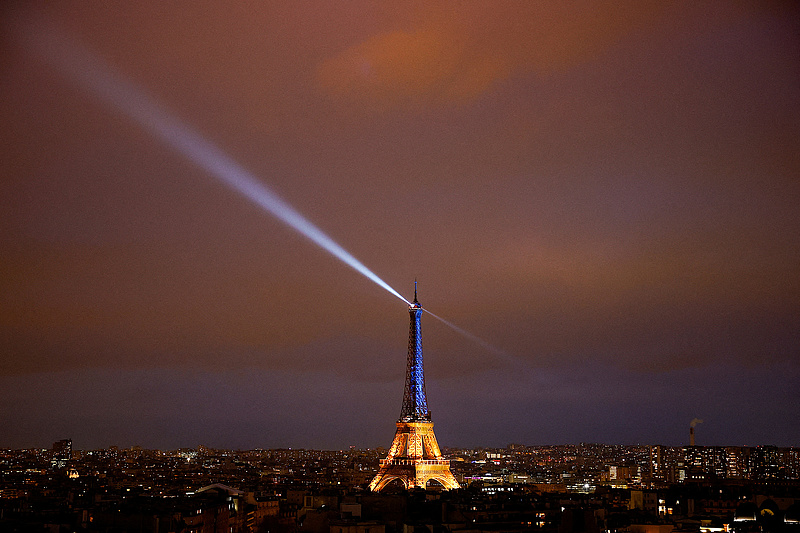 Kék-sárga fényfestést kapott az Eiffel-torony