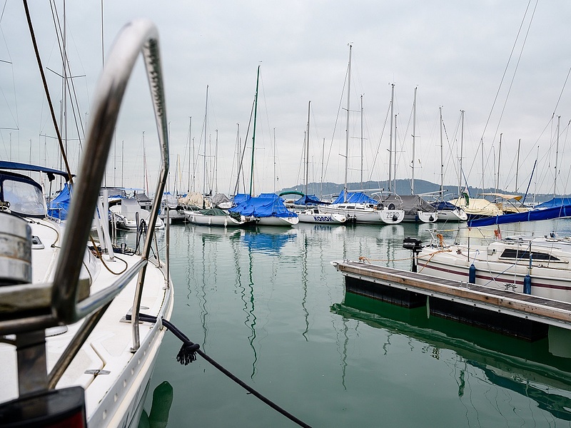 Parkolási káosz a Balatonnál: hajóra futja, de a parkolási díjat már elblicceli