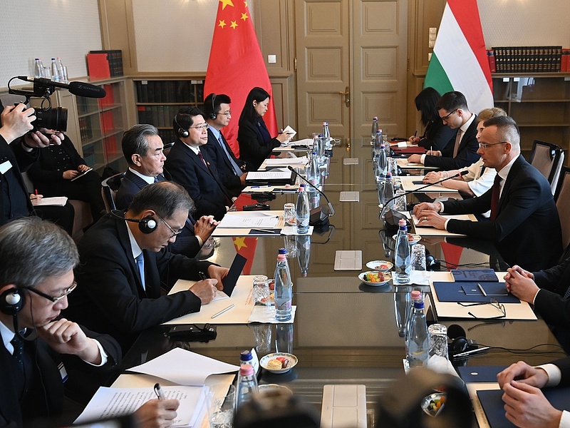 Orbán Viktor gyorsan viszonozza a kínai külügyminiszter látogatását