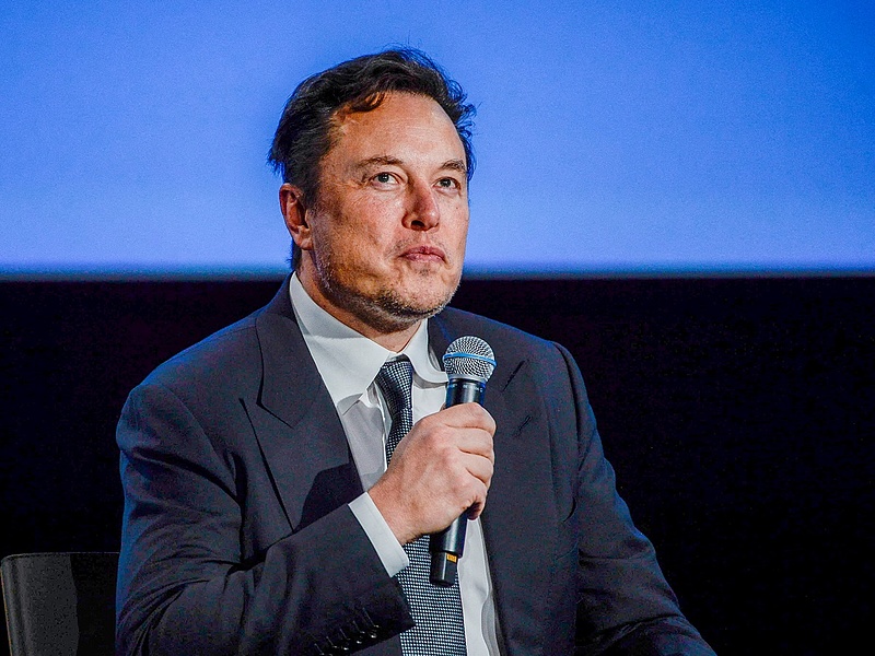 Elon Musk olcsóbbá és elérhetőbbé tenné a Teslákat