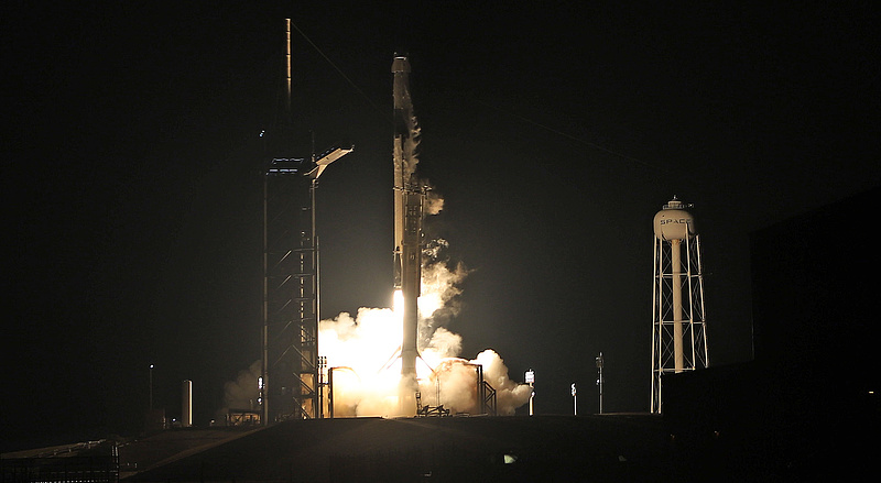 Dokkoltak az űrben a SpaceX űrhajósai