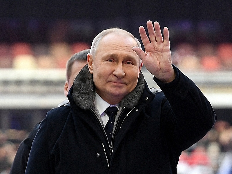 Putyin a nőket ünnepli, közben a Wagner-vezér bejelentette Bahmut elfoglalását