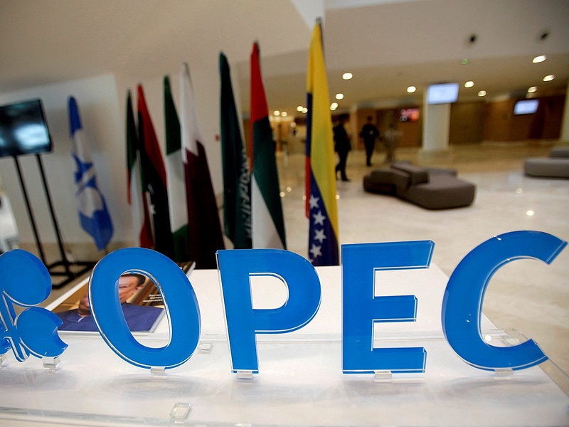 Az OPEC-országoknak nem szükséges pótolniuk az orosz olajtermelés kiesését
