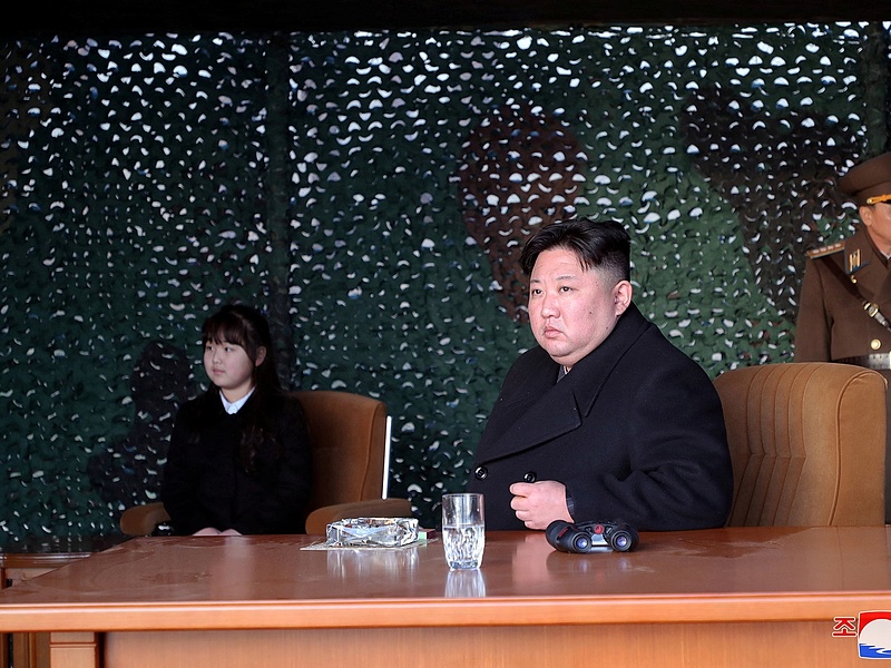 Kim Dzsongun lányával együtt gyönyörködött a „szörnyeteg rakétában”
