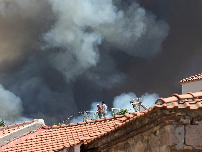 Tomboló lángok közül menekítik az embereket az idei legnagyobb erdőtűzből
