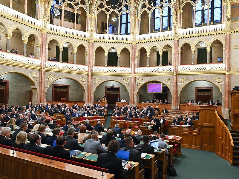 A jövő évi költségvetésről dönthet a parlament: kevesebb bevétellel és kiadással számolnak