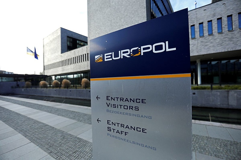 Europol: huszonkét lőfegyver-kereskedőt tartóztattak le Európa-szerte