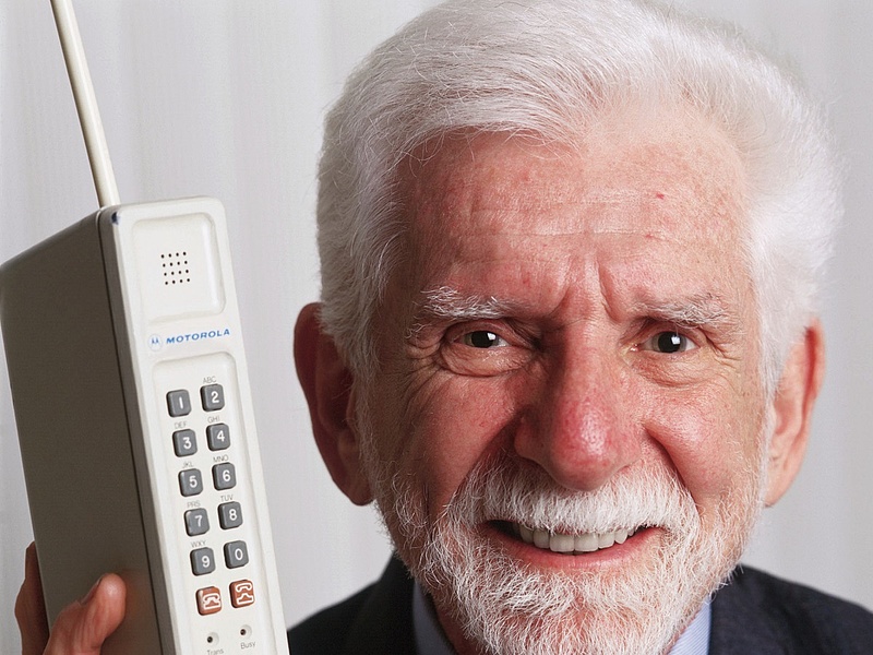 50 évvel ezelőtt kezdeményezték az első mobilos hívást