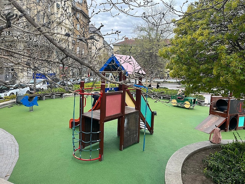 Kisgyermekesek figyelem: ezeket a népszerű játszótereket egy időre érdemes elkerülni