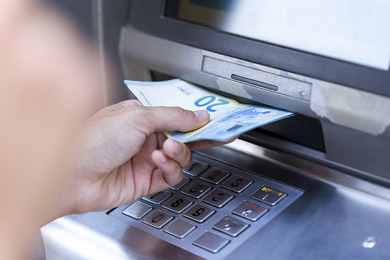 Az ATM-tranzakciók 13 százaléka már pénzbefizetés – újabb forradalom jöhet